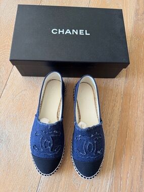CHANEL CC Denim Espadrilles Navy Black Cap Toe Flats Size 38 7.5 New Box
